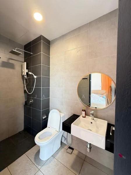 Kediaman Servis untuk Dijual di Urban Suites - Jax Quan - Bathroom - PropertyGuru.com.my