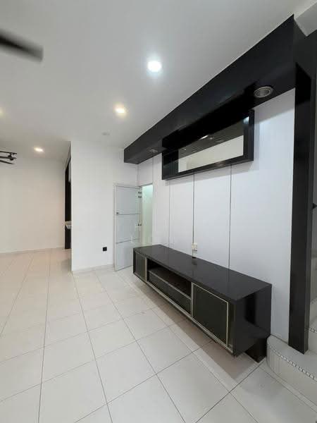 Rumah Teres 2-Tingkat untuk Disewa di Taman Setia Indah (Tebrau) - Katherine Low - Living Room - PropertyGuru.com.my