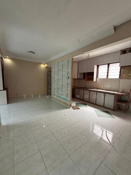 Pangsapuri untuk Dijual di Sri Putra Apartment - Steven Ngoi - Living Room - PropertyGuru.com.my