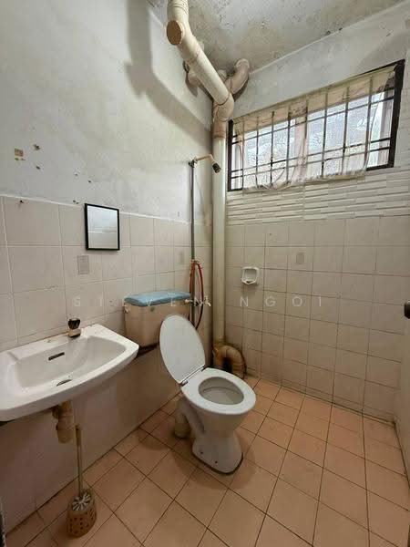 Pangsapuri untuk Dijual di Sri Putra Apartment - Steven Ngoi - Bathroom - PropertyGuru.com.my