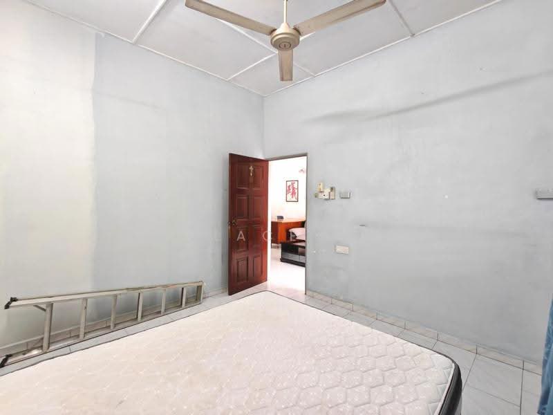 Rumah Teres 1-Tingkat untuk Dijual di Taman Johor Jaya (Johor Bahru) - Wallace Ang - Bedroom - PropertyGuru.com.my