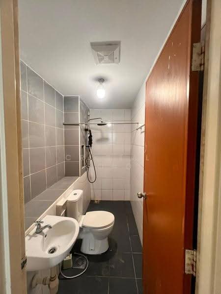 Kediaman Servis untuk Dijual di Sky Gardens Residences - Crystal Kong - Bathroom - PropertyGuru.com.my