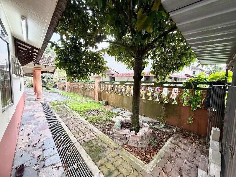 Rumah Teres 2-Tingkat untuk Dijual di Taman Bukit Kempas (Tampoi) - Wallace Ang - Exterior - PropertyGuru.com.my