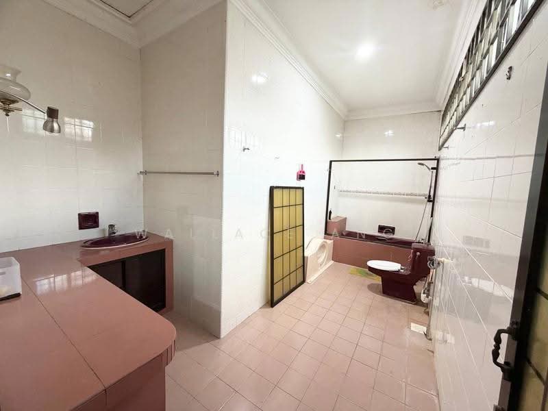 Bungalow House untuk Dijual di Taman Bukit Kempas (Tampoi) - Wallace Ang - Bathroom - PropertyGuru.com.my