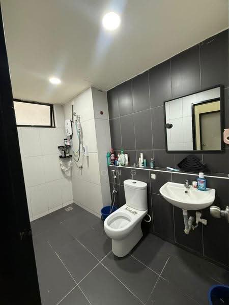 Kediaman Servis untuk Dijual di The Garden Residences - Crystal Kong - Bathroom - PropertyGuru.com.my