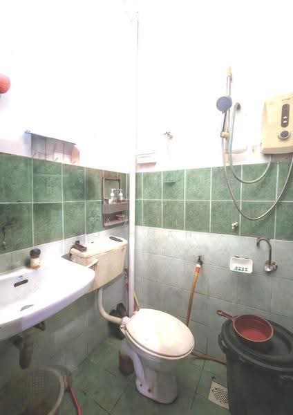 1-storey Terraced House for Sale in Seremban (Negeri Sembilan) - Azrul Othman - Bathroom - PropertyGuru.com.my