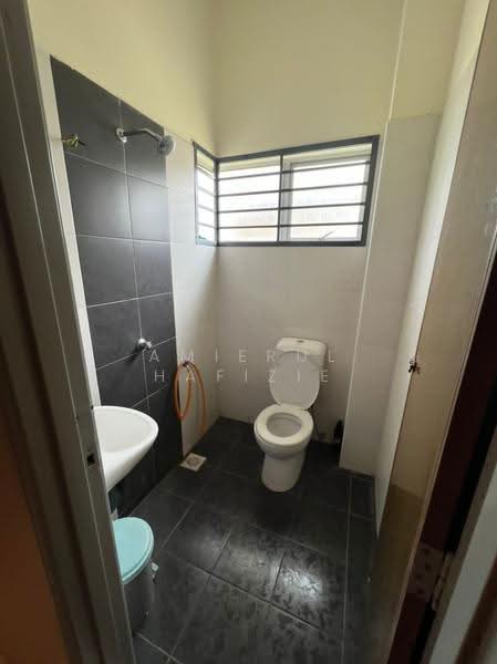 Semi-Detached House for Sale in Kampung Batu 9 Kebun Baru (Telok Panglima Garang) - Amierul Hafizie - Bathroom - PropertyGuru.com.my