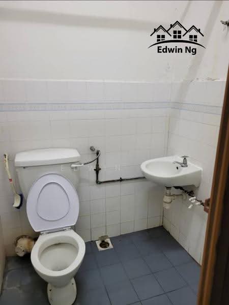 Apartment for Sale at Taman Jubilee Phase 5 - Edwin Ng - Bathroom - PropertyGuru.com.my