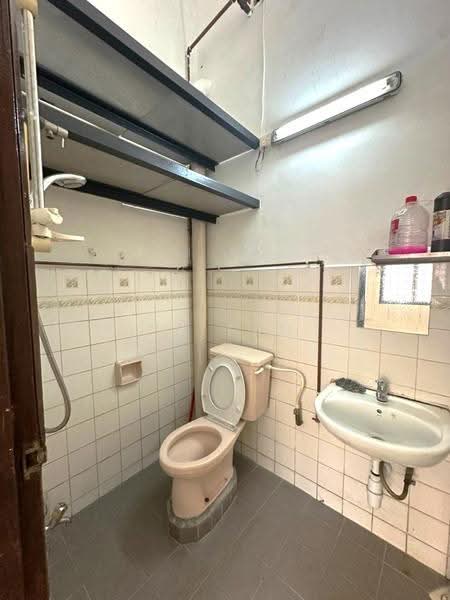 1-storey Terraced House for Rent in Bandar Baru Permas Jaya (Permas Jaya) - CS Tan - Bathroom - PropertyGuru.com.my