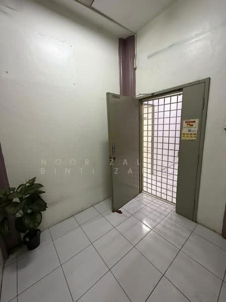 Shop / Office for Rent in Taman Sri Andalas (Klang) - Noor Zalifa Binti Zakaria - Entrance - PropertyGuru.com.my