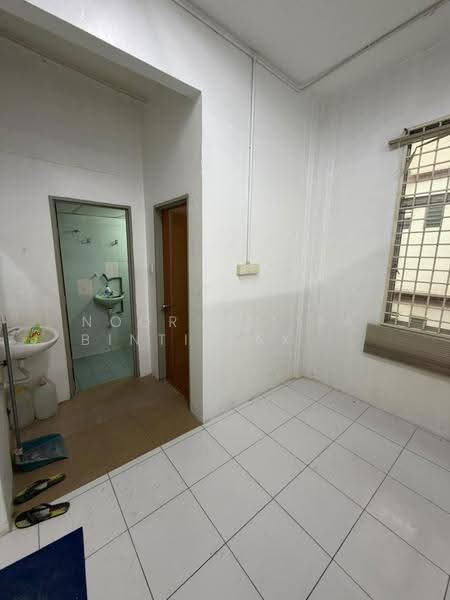 Shop / Office for Rent in Taman Sri Andalas (Klang) - Noor Zalifa Binti Zakaria - Bathroom - PropertyGuru.com.my