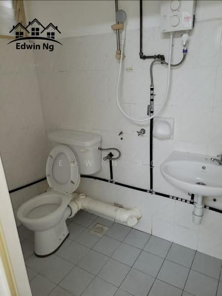 Pangsapuri untuk Dijual di Taman Pekaka Block 31 - Edwin Ng - Bathroom - PropertyGuru.com.my