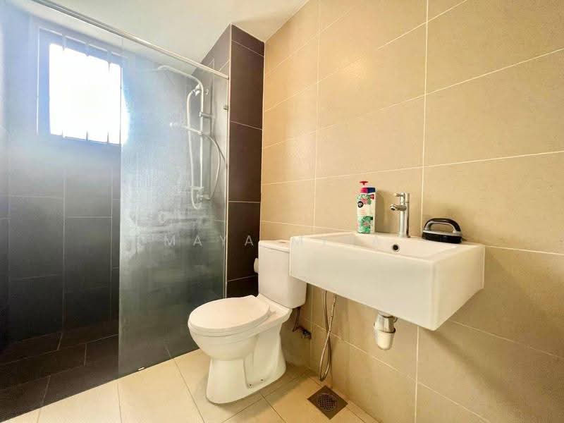 Kediaman Servis untuk Dijual di Almyra Residences - Maya Myra - Bathroom - PropertyGuru.com.my