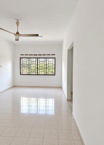 Rumah Flat untuk Dijual di Taman Pulai Utama - Bee Ng - Living Room - PropertyGuru.com.my