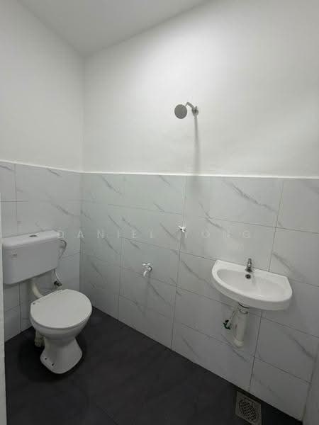 Rumah Teres untuk Dijual di Taman Indah (Tampoi) - Daniel Yong - Bathroom - PropertyGuru.com.my
