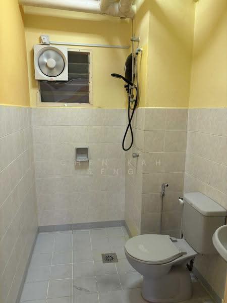 Kondominium untuk Disewa di Bayu Tasik 1 - Chen Kah Seng - Bathroom - PropertyGuru.com.my