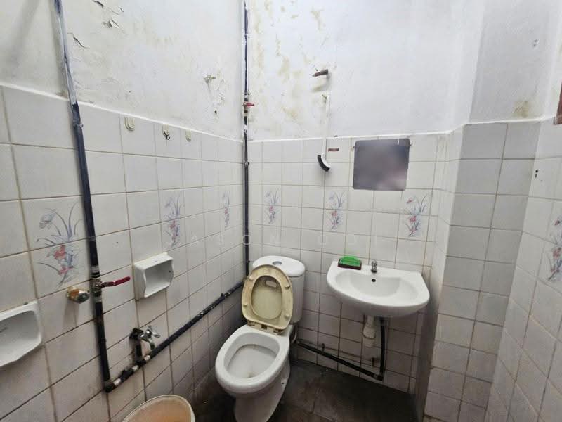 2-storey Terraced House for Rent in Usj 13 (Subang Jaya) - Jason Ooi - Bathroom - PropertyGuru.com.my