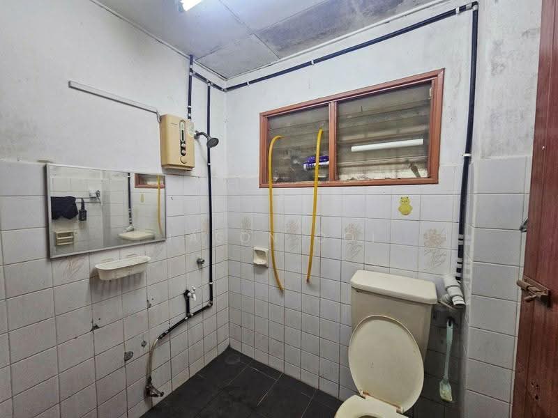 2-storey Terraced House for Rent in Usj 13 (Subang Jaya) - Jason Ooi - Bathroom - PropertyGuru.com.my