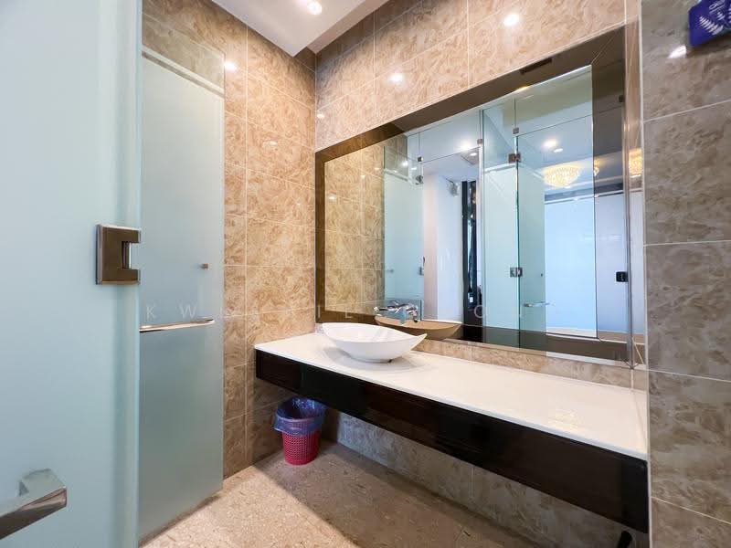 Service Residence for Sale at Dorsett Residences Bukit Bintang - Kweenie Chong - Bathroom - PropertyGuru.com.my