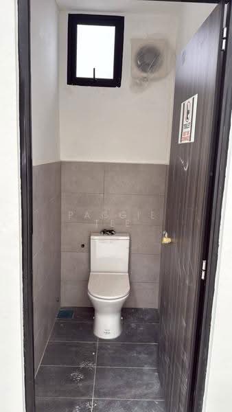 Factory for Rent in Akasia Business Park (Ulu Tiram) - Paggie Tee - Bathroom - PropertyGuru.com.my