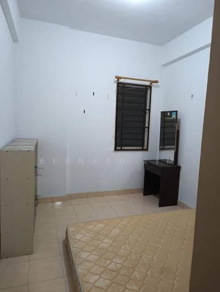 Kediaman Servis untuk Dijual di Bayu Puteri 3 - Bernard Lim - Bedroom - PropertyGuru.com.my