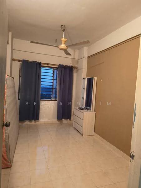 Kediaman Servis untuk Dijual di Bayu Puteri 3 - Bernard Lim - Bedroom - PropertyGuru.com.my