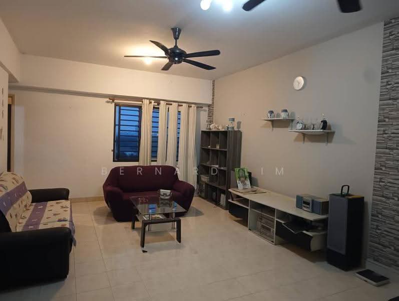 Kediaman Servis untuk Dijual di Bayu Puteri 3 - Bernard Lim - Living Room - PropertyGuru.com.my
