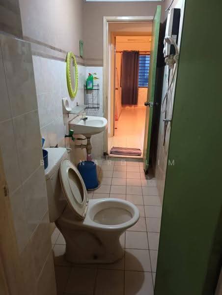 Kediaman Servis untuk Dijual di Bayu Puteri 3 - Bernard Lim - Bathroom - PropertyGuru.com.my