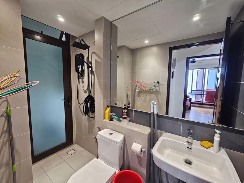 Kediaman Servis untuk Dijual di Putra Residence - Jason Ooi - Bathroom - PropertyGuru.com.my