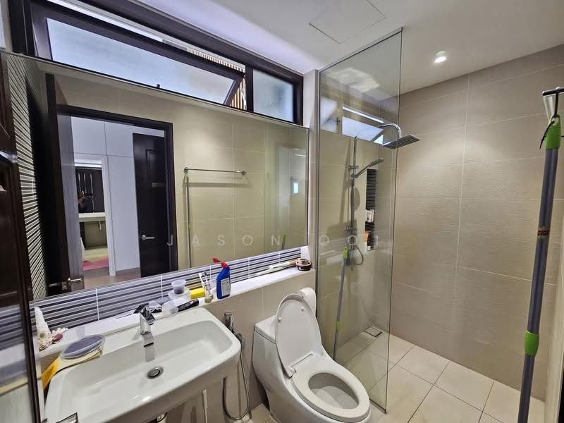 Kediaman Servis untuk Dijual di Putra Residence - Jason Ooi - Bathroom - PropertyGuru.com.my