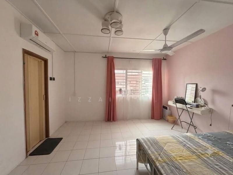2-storey Terraced House for Sale in Taman Pinggiran Putra (Seri Kembangan) - Izzaitie . - PropertyGuru.com.my