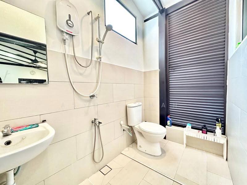 Semi-Detached House for Sale in Subang (Selangor) - Asyraf Aman - Bathroom - PropertyGuru.com.my