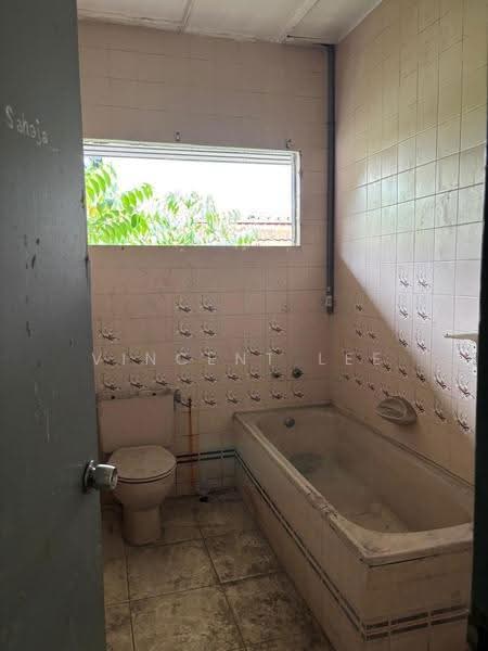 Commercial Bungalow for Rent in Taman Connaught (Cheras) - Vincent Lee - Bathroom - PropertyGuru.com.my