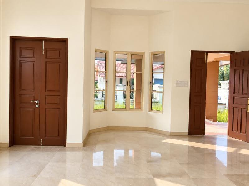 Rumah Banglo untuk Dijual di Laman Ara (Petaling Jaya) - Reni Lim - Entrance - PropertyGuru.com.my