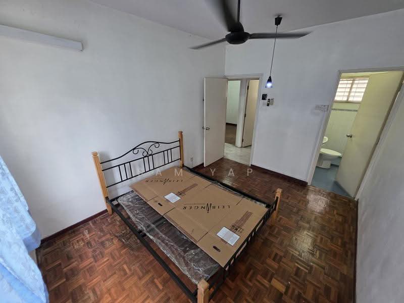 Pangsapuri untuk Dijual di Akasia Apartment - Sam Yap - Bedroom - PropertyGuru.com.my