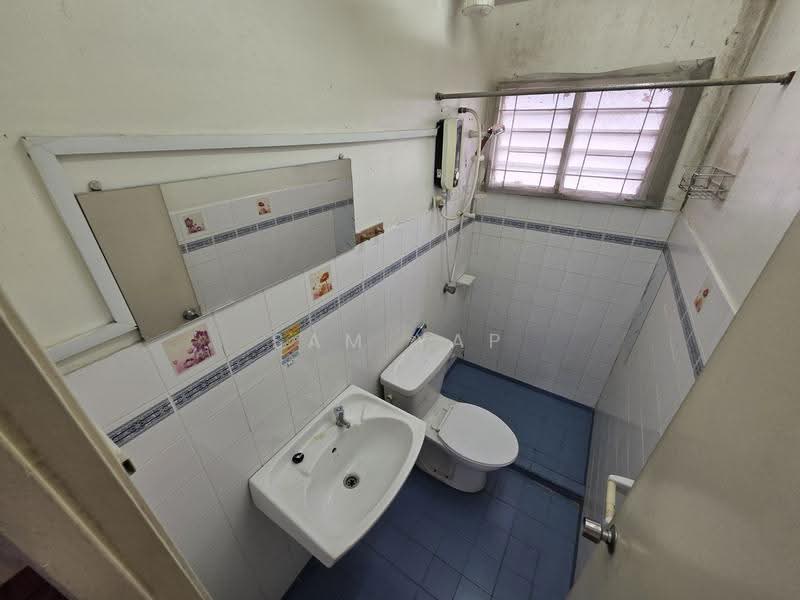 Pangsapuri untuk Dijual di Akasia Apartment - Sam Yap - Bathroom - PropertyGuru.com.my
