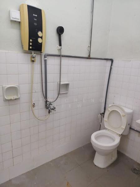 2-storey Terraced House for Sale in Taman Pelangi (Johor Bahru) - Yew Cheng Liew - Bathroom - PropertyGuru.com.my
