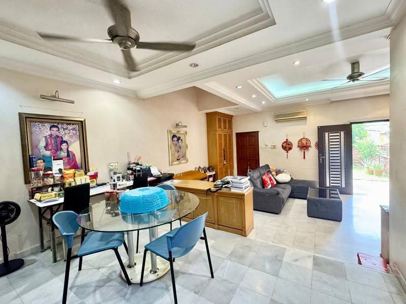 2-storey Terraced House for Sale in Bukit Jelutong (Shah Alam) - Idham Yusof - Living Room - PropertyGuru.com.my