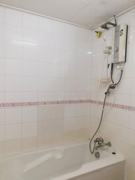 Pangsapuri untuk Disewa di Menara Pelangi - Dixon Wong - Bathroom - PropertyGuru.com.my