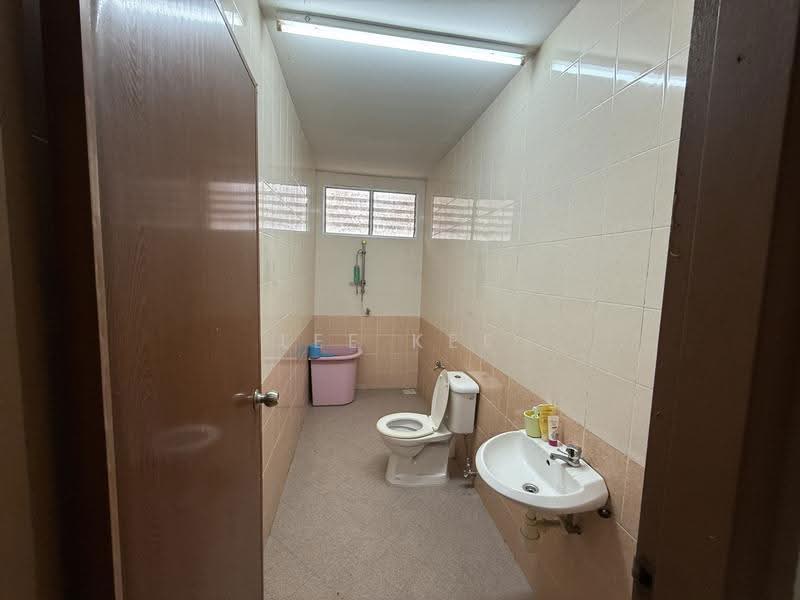 Rumah Teres 2-Tingkat untuk Dijual di Sri Medan (Yong Peng) - Lee Kee - Bathroom - PropertyGuru.com.my