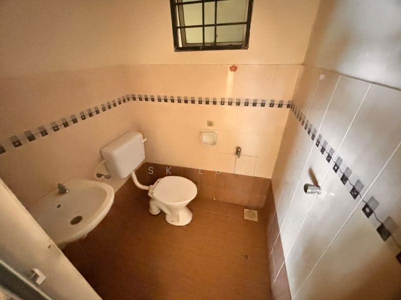 2-storey Terraced House for Sale in Taman Desa Mas (Rawang) - SK Luk - Bathroom - PropertyGuru.com.my