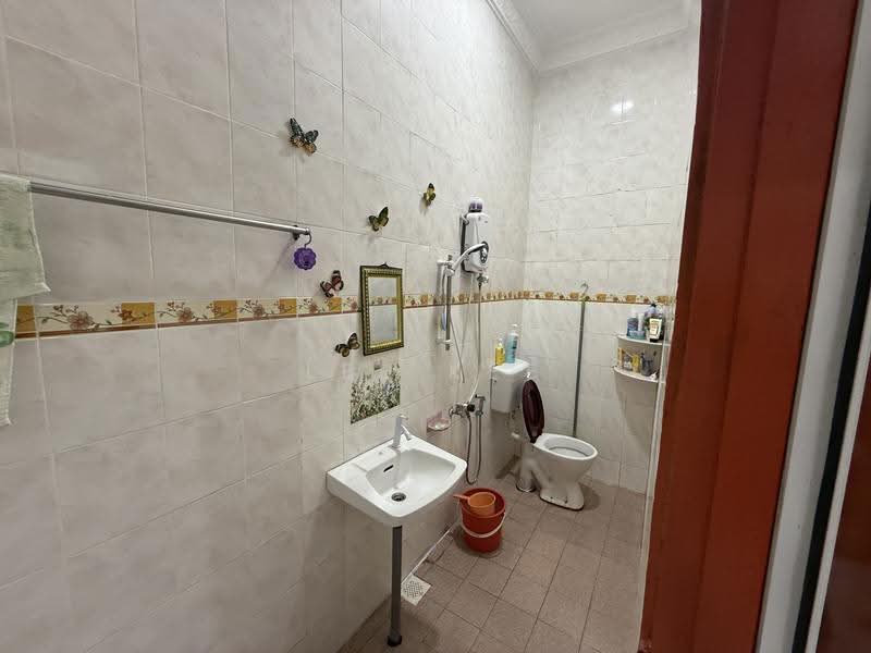 Rumah Teres 1-Tingkat untuk Dijual di Taman Sri Panchor (Batu Pahat) - Lee Kee - Bathroom - PropertyGuru.com.my