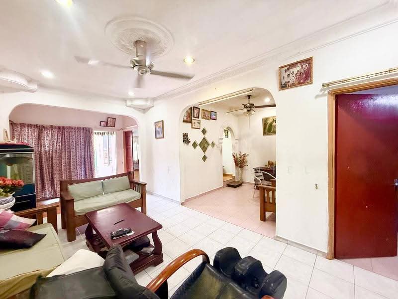 1-storey Terraced House for Sale in Seksyen 17 (Shah Alam) - Ashraff Daniel - Living Room - PropertyGuru.com.my