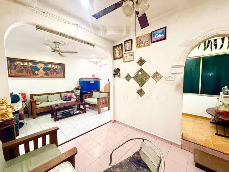 1-storey Terraced House for Sale in Seksyen 17 (Shah Alam) - Ashraff Daniel - Living Room - PropertyGuru.com.my