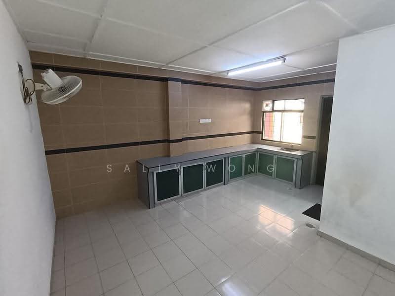 2-storey Terraced House for Sale in Taman Bukit Serdang (Seri Kembangan) - Sally Wong - Kitchen - PropertyGuru.com.my