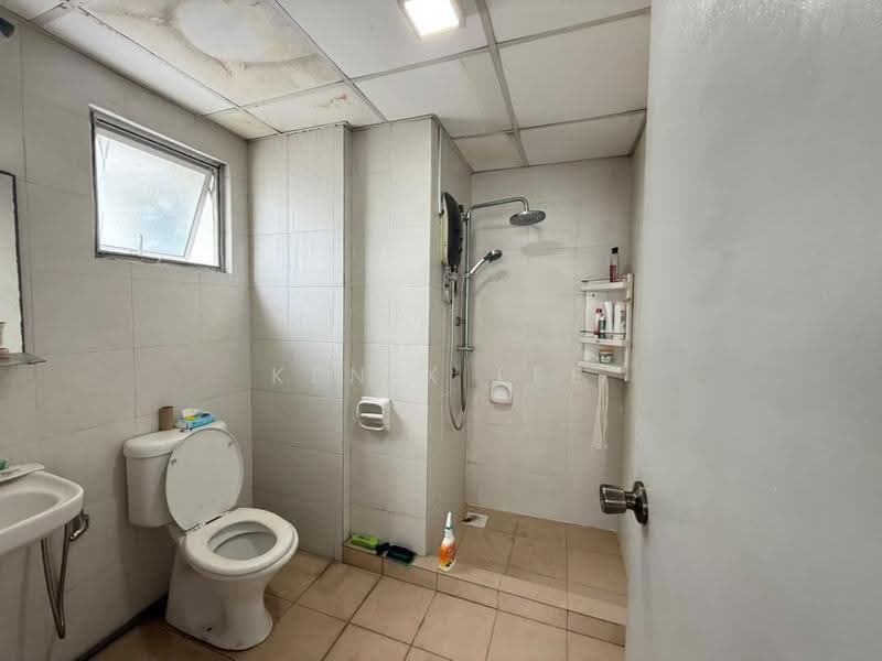 Kediaman Servis untuk Disewa di Main Place Residence - Kenix Lee - Bathroom - PropertyGuru.com.my