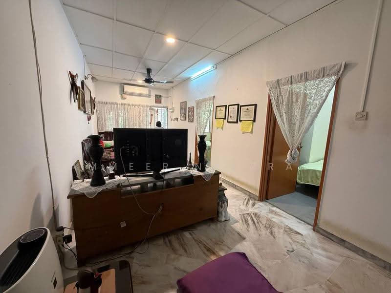 1-storey Terraced House for Sale in Ampang (Kuala Lumpur) - Ammeer Nadzrai - Living Room - PropertyGuru.com.my