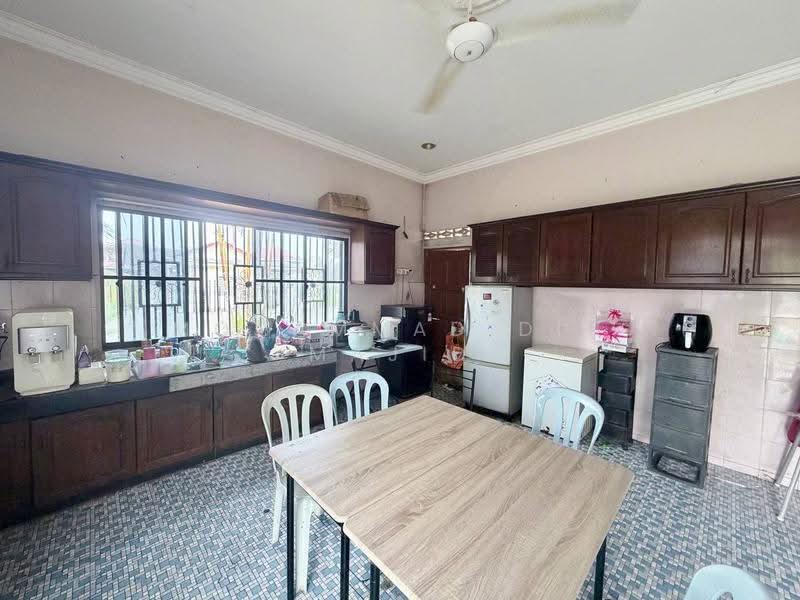 Bungalow House for Sale in Kampung Raja Uda (Port Klang (Pelabuhan Klang)) - Mohammad Din Majid - Kitchen - PropertyGuru.com.my