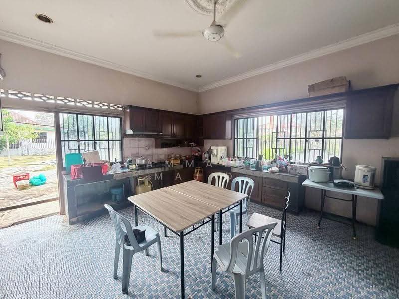Bungalow House for Sale in Kampung Raja Uda (Port Klang (Pelabuhan Klang)) - Mohammad Din Majid - Kitchen - PropertyGuru.com.my