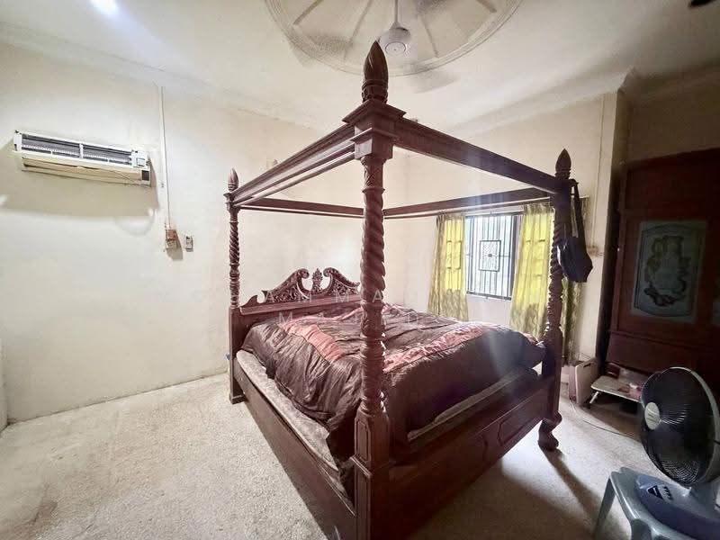 Bungalow House for Sale in Kampung Raja Uda (Port Klang (Pelabuhan Klang)) - Mohammad Din Majid - Bedroom - PropertyGuru.com.my